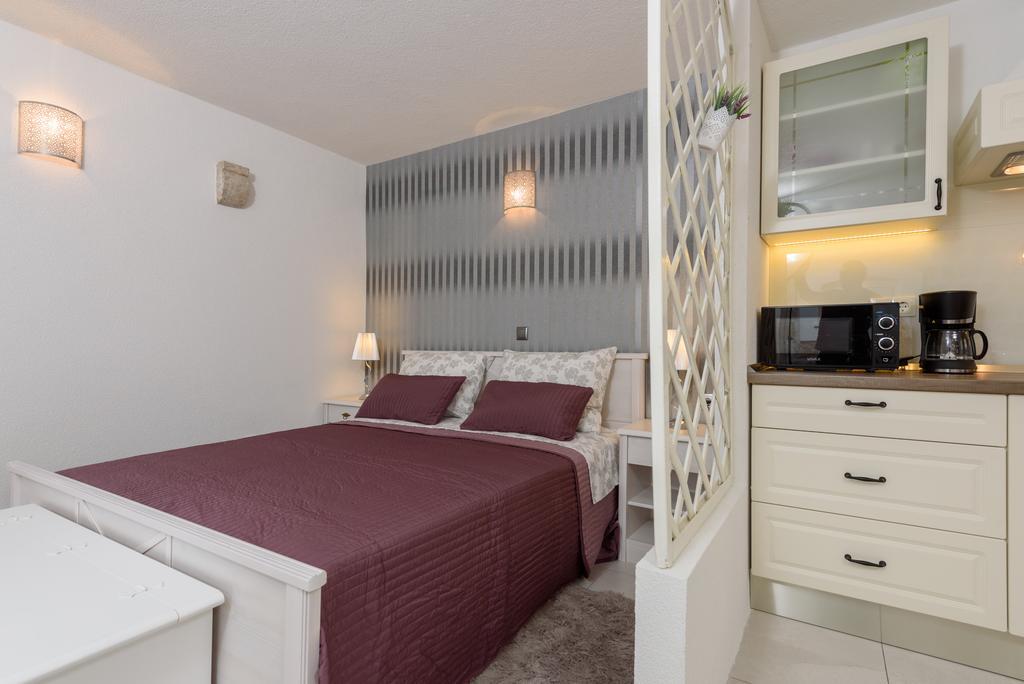 Studio Tironi 2 -Sonja Lägenhet Trogir Exteriör bild