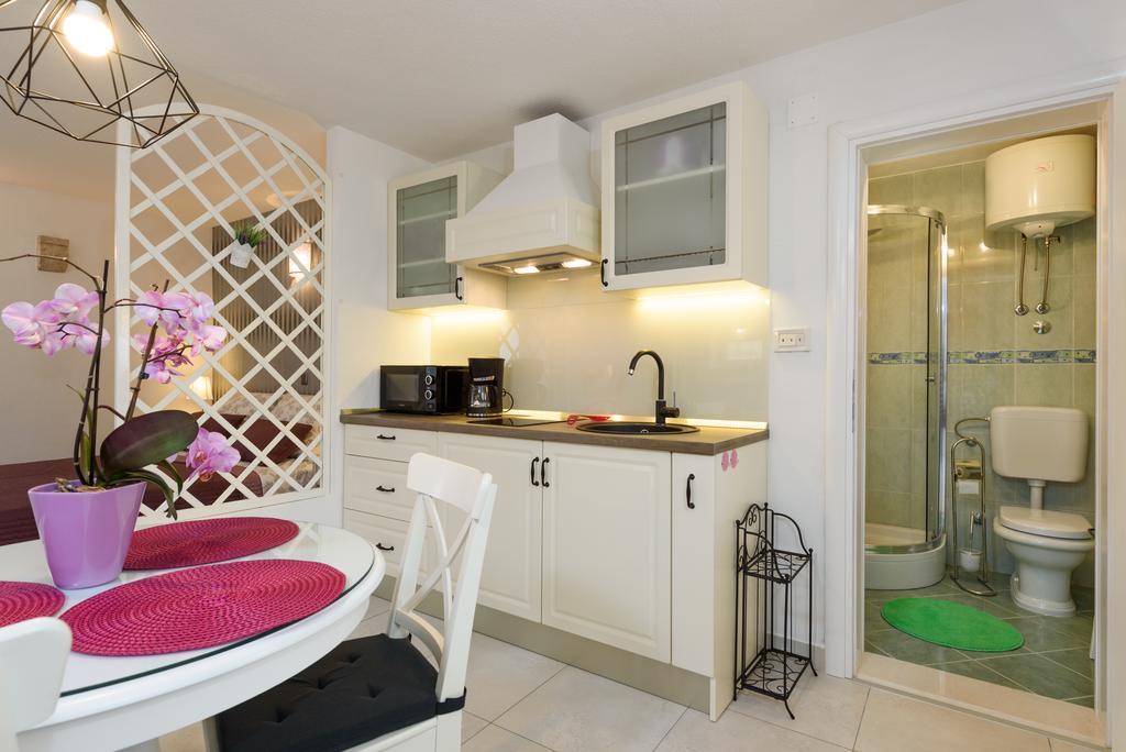 Studio Tironi 2 -Sonja Lägenhet Trogir Exteriör bild